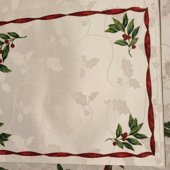 New Charter Club 10' Holly Tablecloth and 6 placemats. - Picture 4 of 7